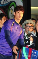 [포토]홍정호, '누구한테 주지...?' 선물상자 들고 망설이는 눈빛