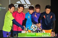 [포토]다 함께! 축구장 케익 커팅식가지는 선수들