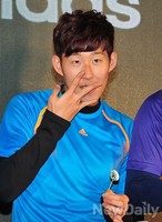 [포토]손흥민, '케익이 맛있네~' 손까지 먹을 듯