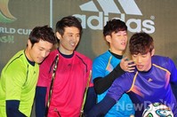 [포토]홍정호 볼에 크림 묻히는 장난끼 넘치는 손흥민