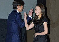 [포토]하이파이브 하며 입장하는 플랜맨 한지민