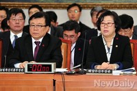 [포토]의원들의 질의 듣고 있는 '이동필-윤진숙' 장관