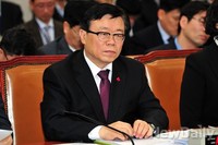 [포토]의원들의 질의 듣고 있는 '이동필' 농림축산식품부 장관