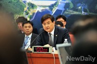 [포토]의원들의 질문에 답하는 '서승환' 국토교통부 장관