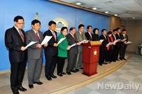 [포토]일본 '아베' 규탄하는 여야 의원들