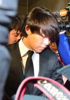 [포토]촛점없는 눈, 토니안 법원 출석