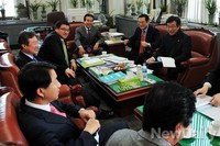 [포토]세제법안 협상하는 여야의원들