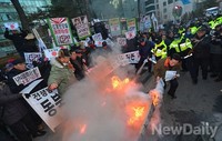 [포토]일본대사관 앞 집회..불에 타는 아베, 끄는 경찰
