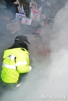 [포토]불 붙은 아베, 불 끄는 경찰