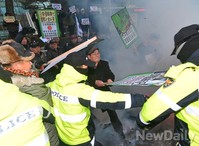 [포토]아베화형식, 애국단체-경찰 실랑이