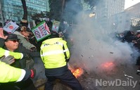 [포토]일본대사관 앞 규탄집회, 경찰과 실랑이