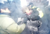 [포토]아수라장 된 일본대사관 앞 시위현장