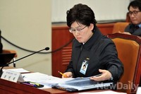 [포토]자료검토하는 최혜연 철도공사 사장