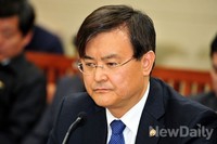 [포토]굳은 얼굴로 앉아 있은 서승환 장관