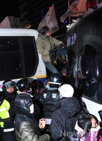 [포토]경찰버스 뛰어넘는 민주노총 시위대