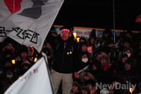 [포토]청와대로 가자고 선동하는 민주노총 관계자