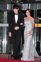 [포토]MBC방송연예대상, 팔짱끼고 등장하는 윤한-이소연 부부(?)
