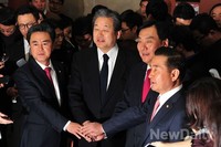 [포토]합의사항을 발표한 뒤 손은 여야 의원들