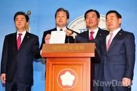 [포토]철도소위 합의문 들어보이는 여야 의원들