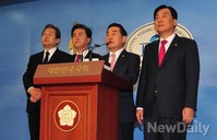 [포토]철도 발전 소위 구성 합의문 발표하는 여야 의원들