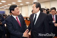 [포토]손 맞잡은 새누리당 김무성 의원과 민주당 박기춘 의원
