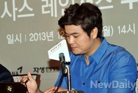 [포토]홍보대사 계약서에 사인하는 추신수