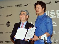 [포토]송용덕대표와 기념촬영 하는 추신수