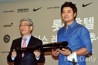 [포토]기념 야구 배트 전달식, 환한 미소 보여주는 추신수