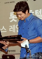 [포토]이게 내 건가? 야구배트 유심히 바라보는 추신수