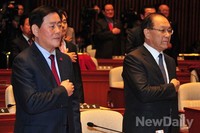 [포토]국민의례하는 새누리당 최경환-황우여