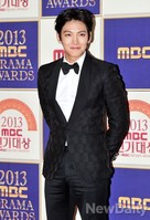 [포토]MBC연기대상 기황후 황제역에 빙의 된 지창욱 미소