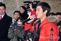 [포토]정우 프리허그, 팬들에게 인사하는 중