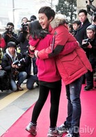 [포토]정우 프리허그, 안아주세요~ 까치발 들고 안기는 팬