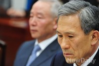 [포토]침통한 표정의 '김관진' 국방부 장관과 '남재준' 국정원장