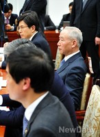 [포토]침통한 표정으로 앉아 있는 남재준 국정원장