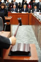 [포토]특위장에 앉아 있는 김관진-남재준