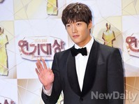 [SBS 연기대상]김원 최진혁, 영혼 없는 손 인사