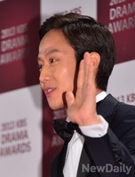 [KBS연기대상]정우 신인상 수상, 눈물을 콸콸