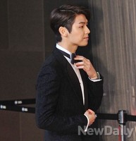 [SBS 연기대상]강민혁, 긴장되는 시상식 넥타이가다듬으며 입장