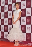 [KBS연기대상]독특한 화이트드레스로 멋을 낸 이윤지