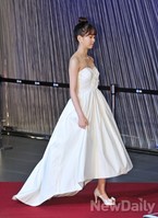 [SBS 연기대상]화이트 오프숄더 드레스 입고 입장하는 김소현