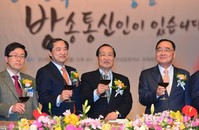 [포토]이경재위원장-정홍원총리, 방송통신인 신년인사회 참석