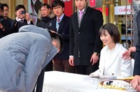 [포토]90도로 고개숙인 고아라의 팬, 환하게 웃는 고아라