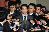 [포토]기자회견 가지는 송호창 의원