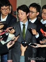 [포토]기자회견 가지는 송호창 새정치추진위원회 소통위원장