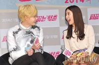 [포토]피끓는 청춘, 완전 신난 이세영(?) 이종석과 무슨 말을 나누길래..