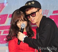 [포토]피끓는 청춘, 박성광 포옹에 부끄러운 미소 짓는 박보영