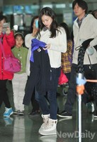 [포토]손연재, 꼼지락 꼼지락 옷 손질하는 손길