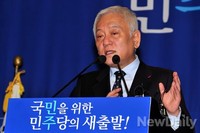 [포토]기자들의 질문에 답하는 김한길 민주당 대표