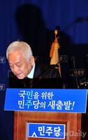 [포토]인사하는 김한길 민주당 대표
